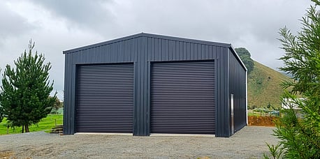 Enclosed pole shed