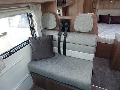 4x traveling seats, with seat belts