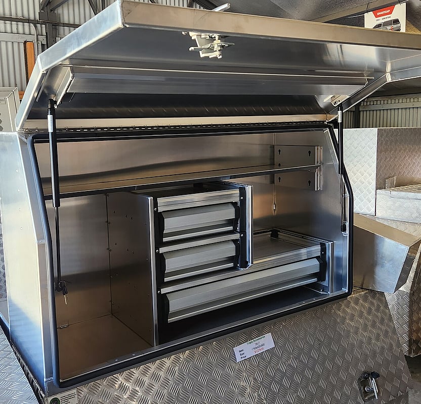 TA24 (Drawers inside)