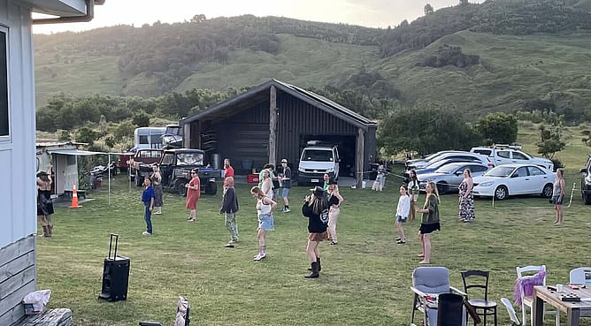 Mahanga Dancing