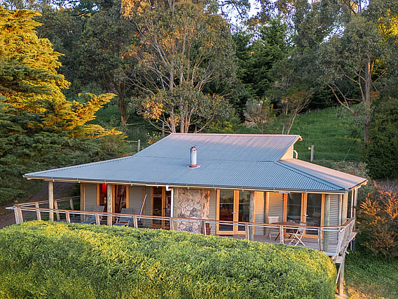 Dog-friendly Anderley vottage with =large gated deck in Yarragon South