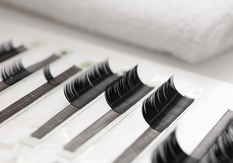 Image of eyelash extensions different lengths