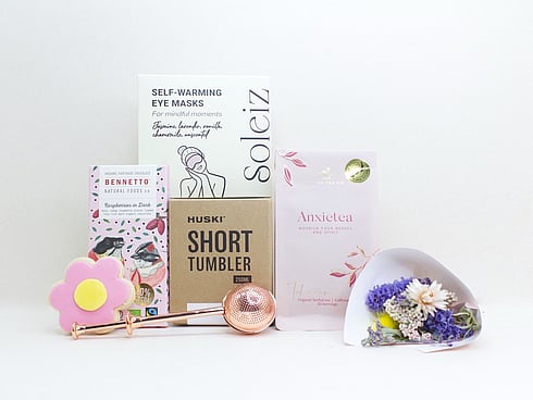 SOOTHING TEA, EYE MASKS, DRIED FLOWERS AND COOKIE