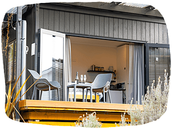 Two Rivers Ohakune: Rua Awa suite.  Looking from the garden to the deck and wide-open doors into the room.