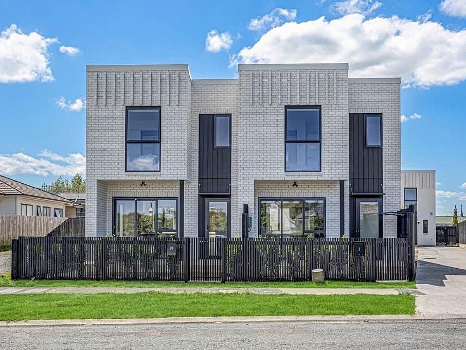 Image of a residential new build homes. A collection of six architecturally designed family townhouses on Tapu Road, Huapai, Auckland. Built by Auckland builders, Eden Construction. New Zealand.