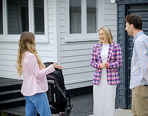 What does a mortgage adviser do?