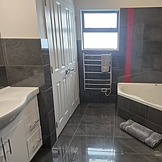 Bathroom at 14a Cologne St with large bathtub
