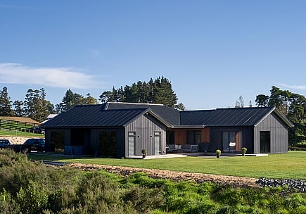 Luxury country home rural Waikato &ndash; open‑plan home and landscaped surroundings