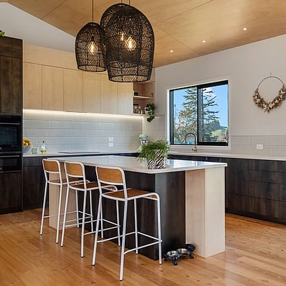 Image of modern tiled kitchen. Tiling service by Cosmic Tiling for Waikato Build. Waikato.