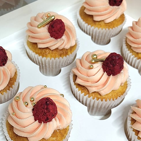 Delicious looking lemon poppyseed cupcakes these have yellow icing with white daisies on top