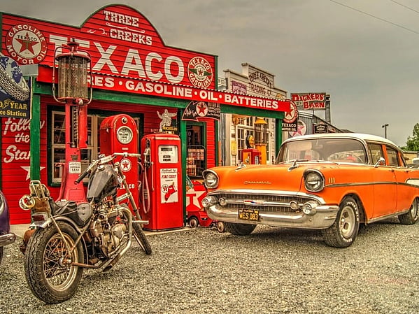Classic cars and a vintage petrol station at Burkes Pass