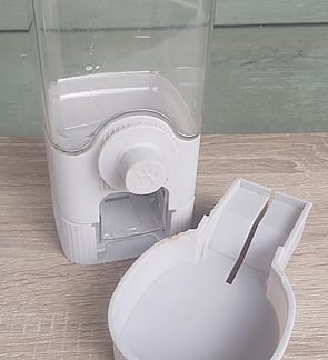 Food Dispenser - SECOND HAND-PRICE $10- - - - - - - - - -ADD TO CART >