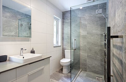 This Auckland bathroom renovation has floor to ceiling tiles walls. The corner shower has two beautifully tiled walls and two glass walls.