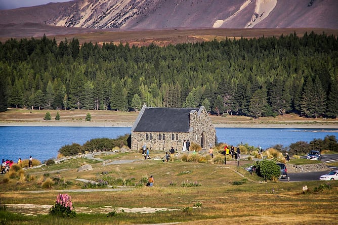 Church of the Good Shepherd overlooking the turquoise waters of Lake Tekapo in New Zealand&rsquo;s South Island