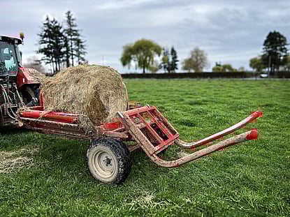 Feeder Leader Boss bale feeder with round hay bale