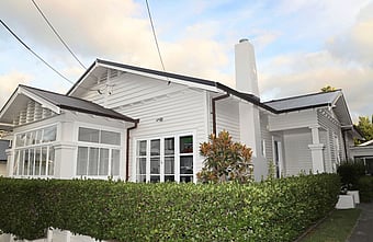  Wall Treats Auckland &ndash; meticulous exterior repaint of immaculate weatherboard bungalow on northern slopes of Herne Bay