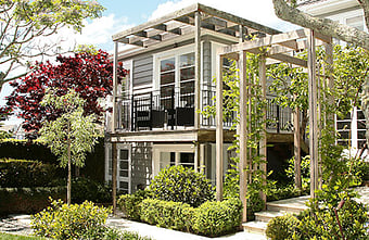 Wall Treats Master Painters &ndash; exterior repaint of a double-storey 1930s weatherboard home in a lush classical garden, Mission Bay Auckland