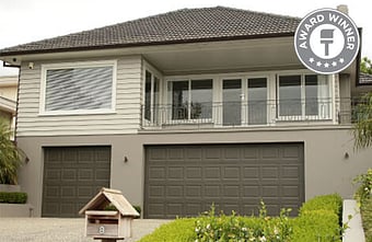 Wall Treats Auckland &ndash; exterior repaint of a redeveloped 1950s weatherboard home with beautiful garden in St Heliers
