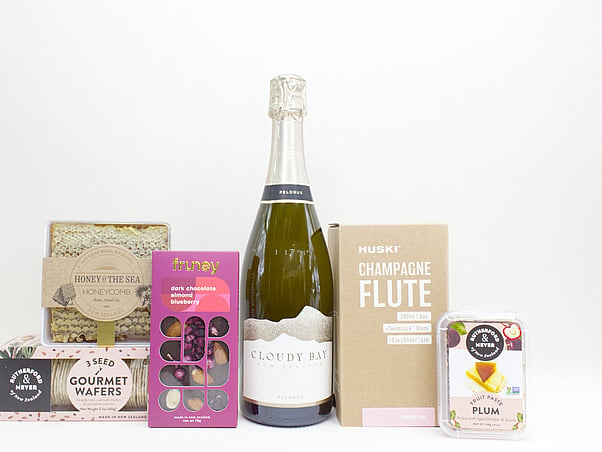 BEAUTIFUL PREMIUM SPARKLING WINE AND HONEYCOMB WITH CHOCOLATES