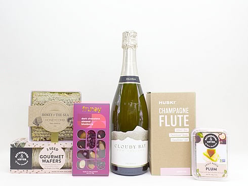 BEAUTIFUL PREMIUM SPARKLING WINE AND HONEYCOMB WITH CHOCOLATES