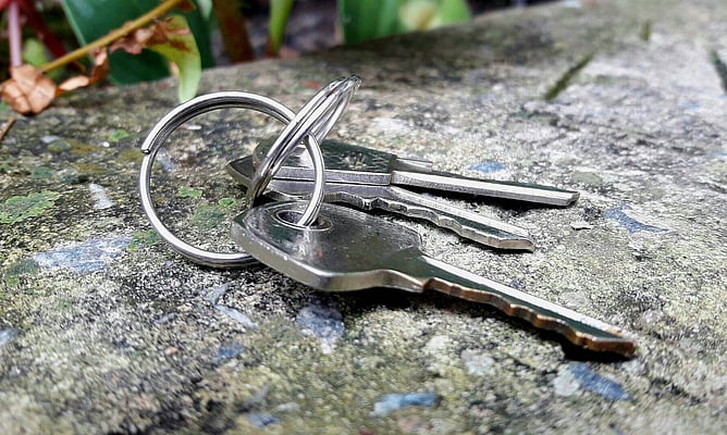 A photo of a bunch of keys on the ground