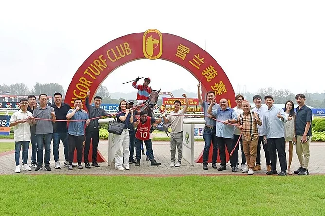 Trainer Richard Lim (sixth from left) giving the thumbs-up at the winner&rsquo;s circle after Fortune Tree and jockey Aify Yahaya gave him his first Group 1 success.  - Photo: SLTC