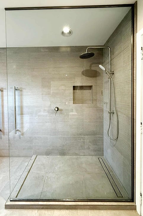 Floor to ceiling glass screen for shower