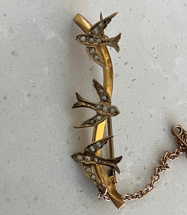 Beautiful antique brooch in 9ct gold featuring three swallows each set with seed pearls