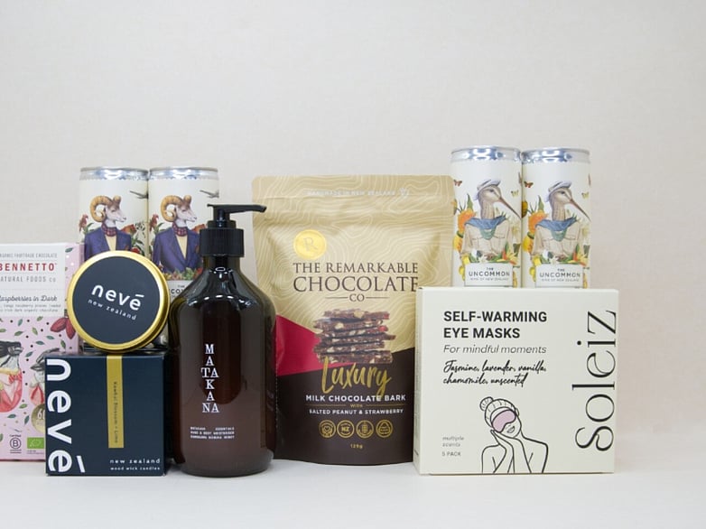 Deluxe Pamper gift box NZ — premium NZ-made gifts including Nevé candle, Bennetto chocolate and Soleiz eye mask
