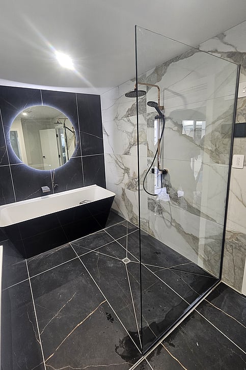 Fixed shower glass screen