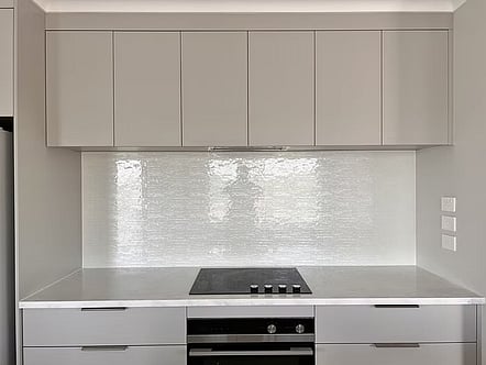 Glacier White on Cotswold Textured Glass splashback