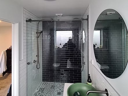 Polished circle mirror & gunmetal sliding shower combo