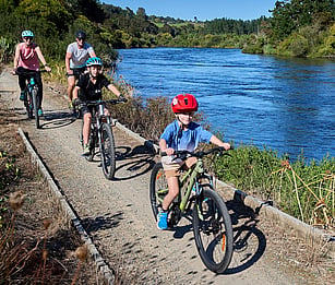 Raglan day out, Raglan surf tours, complete with classic fish and chips on the water. Hamilton tour day and adventure sightseeing