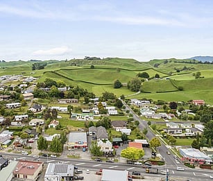 Raglan day out, Raglan surf tours, complete with classic fish and chips on the water. Hamilton tour day and adventure sightseeing
