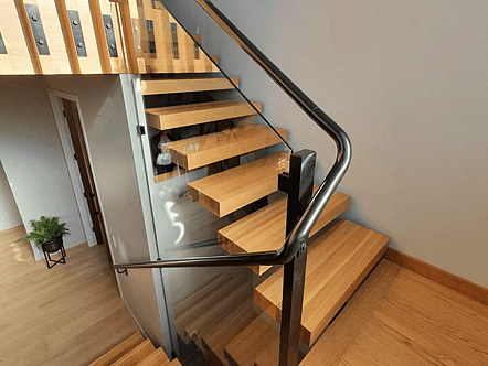 Internal staircase vertical position - 10mm toughened glass