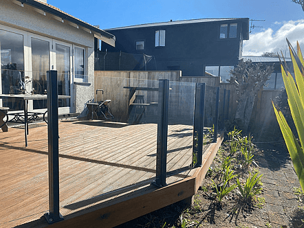 Face fixed post system for wind break purposes