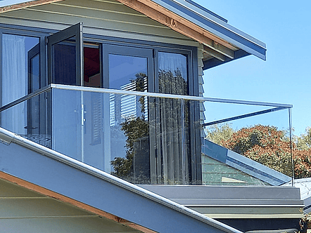 Top mount tilt lock 12mm toughened glass with top cap handrail