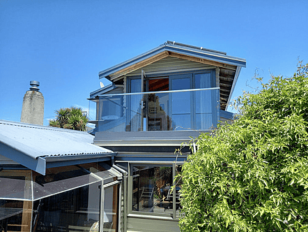 Top mount tilt lock 12mm toughened glass with top cap handrail