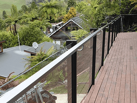 Face fixed post system balustrade with interlinking handrail