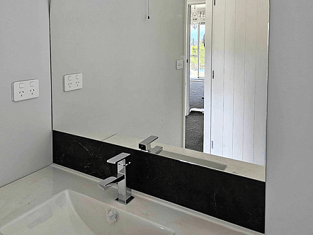 900mm arched mirror & laminam - nero greco upstand