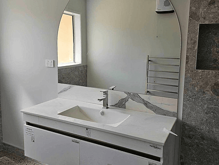 900mm arched mirror & laminam - statuario altissimo upstand