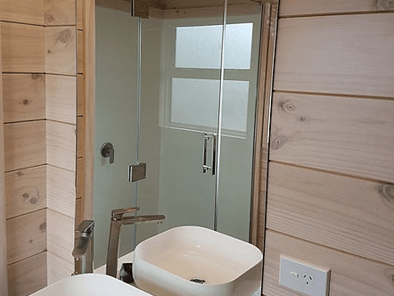 Mirror with polished edges