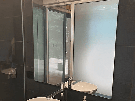 Mirror with polished edges