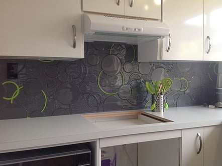 Grey and green circles pattern splashback
