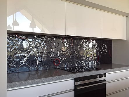 Grey and red circles pattern splashback