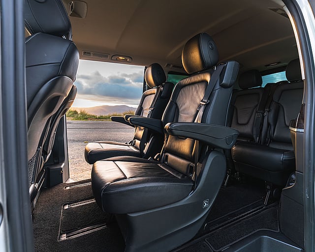 Mercedes V220d Middle row captain seats