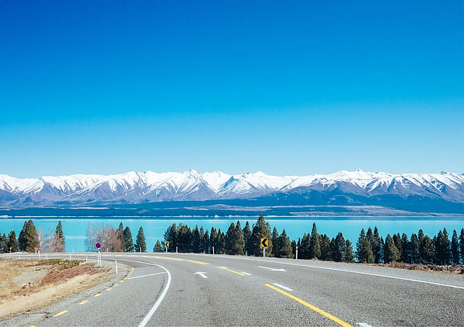 Lake Pukaki turquoise water from the highway