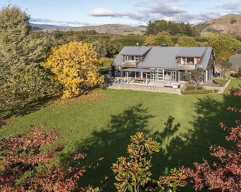 Arcus retreat for women has beautiful grounds ideal for outdoor yoga, meditation, breathwork and forest bathing nz