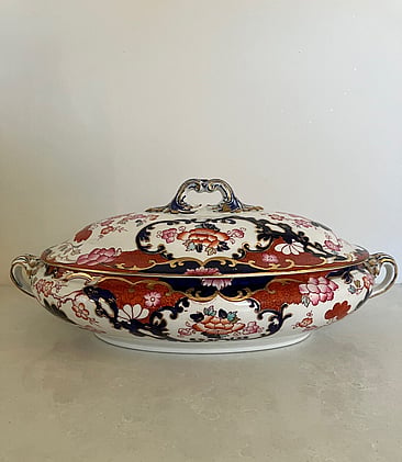 This stunning Imari pattern lidded vegetable dish is in fantastic condition and features polychrome decoration with dominant red and blue against a white background. 