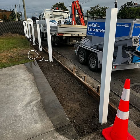Crewmix CM1000 pouring fence posts
